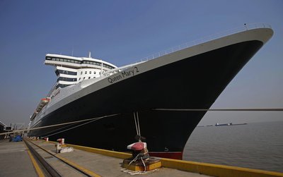 冠达邮轮旗舰——玛丽皇后2号停靠在上海吴淞港国际邮轮码头。2017年3月22日，玛丽皇后2号将从上海盛大启航，开启首个为期7晚的中国母港航线。
