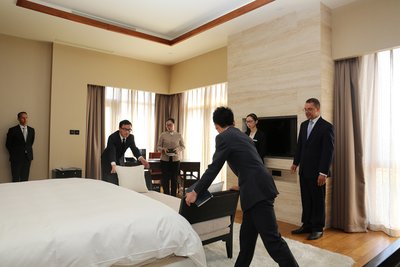 การบริการบัตเลอร์แบบต้นตำหรับที่ Sunrise Kempinski Hotel, Beijing & Yanqi Island