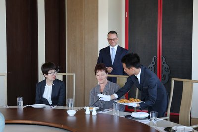 การบริการบัตเลอร์แบบต้นตำหรับที่ Sunrise Kempinski Hotel, Beijing & Yanqi Island