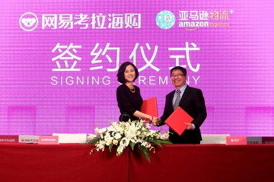 亚马逊全球物流中国商务副总裁李卓生与网易考拉海购CEO张蕾签署合作协议