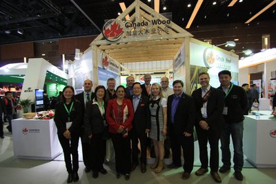 加拿大驻华大使赵朴及加拿大参议员代表团参观加拿大木业协会展台