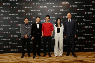 魅力惠MEI.COM集团总裁史习羽先生（左一），阿里巴巴首席市场官董本洪（左二），演员盛一伦（左三），歌星袁娅维（右二），魅力惠CEO及创始人韦亦博先生（右一）