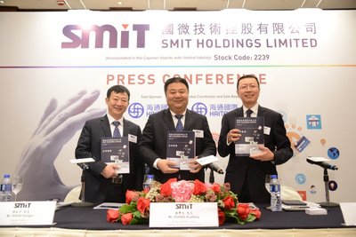 Họp báo về niêm yết toàn cầu của SMIT Holdings Limited. Từ trái sang phải: Chủ tịch, ông Shuai Hongyu; Chủ tịch, ông Huang Xueliang; Giám đốc tài chính ông Loong Manfred Man-tsum