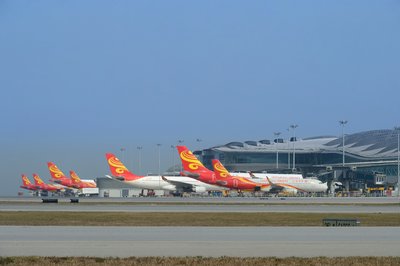 香港航空机队整齐地停泊在香港国际机场最新中场客运大楼
