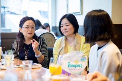中国著名儿科医生夏凯莉女士在中日妈妈交流会上介绍纸尿裤吸收稀便能力强对新生宝宝的皮肤刺激更少