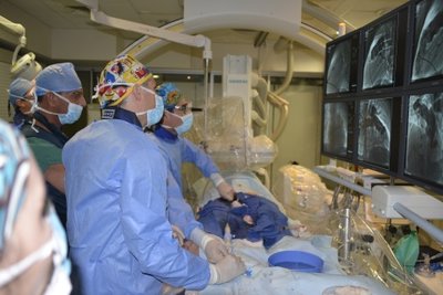 Dr. Garay和其他手术专家细心地操作Venus P肺动脉瓣系统