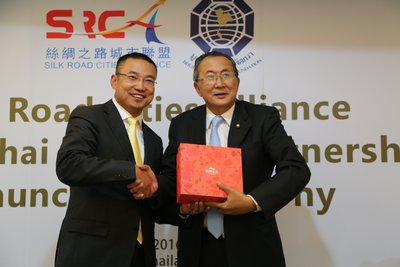 DR PLANT founder Mr. Xie Yong and His Royal Highness Major-General Cholachan exchange gifts.