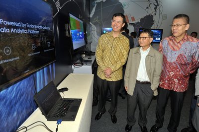 Left - Right: Mr Sheng Kai, CEO Huawei Indonesia with Mr. Basuki Yusuf Iskandar, Acting Director General of ICT Resources and Standards and Head of Research and Development of Human Resources, Ministry of Communication and Information Technology, Mr. Wang Liping, Economic and Commercial Counselor of the People’s Republic of China to Indonesia