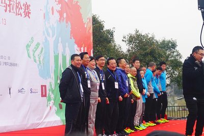 明星们为上海青浦半程马拉松加油助威。