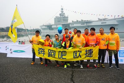 欧捷在上海青浦半程马拉松整装待发。
