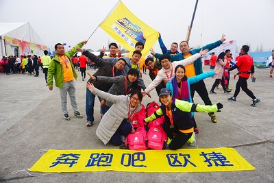 欧捷顺利完成上海青浦半程马拉松的致青春欢乐跑。