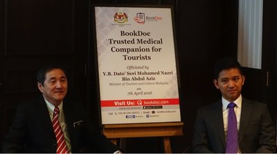 Y.Bhg Tan Sri Dr Ong Hong Peng (Left), Secretary General of The Ministry of Tourism and Culture representing Y.B. Datuk Seri Mohamed Nazri, Minister of Tourism and Culture and Y.Bhg Dato Chevy Beh (Right), CEO of BookDoc.