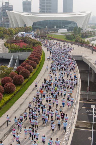 3000多“茉莉跑”志愿者齐聚上海东方体育中心为女性健康开跑