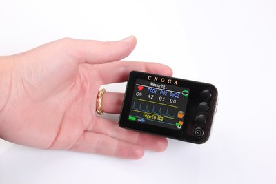 CNOGA TensorTip™设备采用实时彩色图像传感器和独特的算法，仅将设备带在使用者的手指上，就能从其指尖毛细血管采取相关数据精确测量多达十几种的生物参数，如指尖血压，血红蛋白，红细胞压积和血气分析参数。