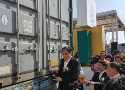 泰国财政部长用同方威视安全智能锁锁闭集装箱卡车