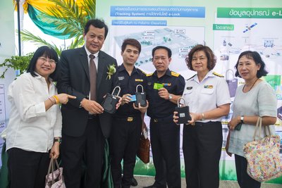 泰国海关人员展示同方威视安全智能锁