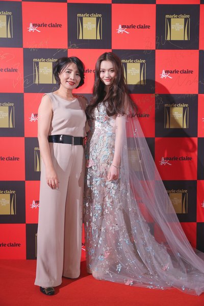 赫斯特媒体广告集团中国区首席执行官杨玟与星女郎美人鱼林允红毯合影