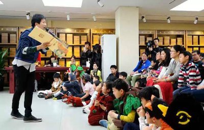 鸟老师为现场来宾讲演中国民间童话故事之一《火童》