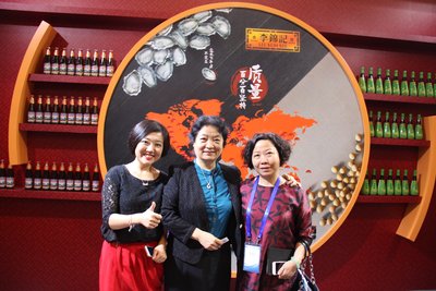 中国食品科学技术学会理事长孟素荷女士（中）参观李锦记展位