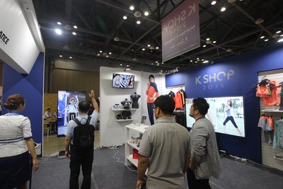 参观者在2015韩国国际店铺产业博览会展厅体验虚拟设备