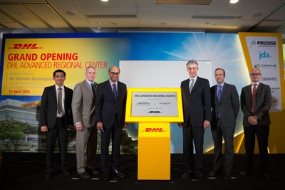 Mr Tharman Shanmugaratnam, Deputy Prime Minister & Coordinating Minister for Economic and Social Policies, Singapore (3rd from left) and Dr Frank Appel, CEO, Deutsche Post DHL (3rd from right) and DHL Supply Chain Senior Executives at the DHL Supply Chain Advanced Regional Center Launch