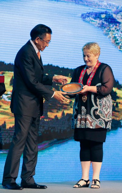 安利（中国）总裁黄德荫与新西兰皇后镇市长互换礼物