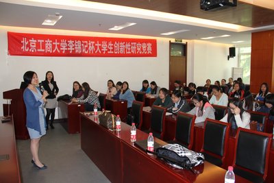 李锦记中国企业事务副总监陈姝女士向学生们作介绍