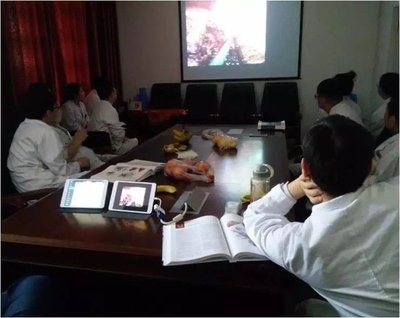 内蒙古包钢医院普外科医生观看手术直播