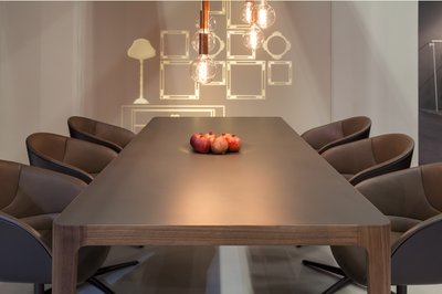 大桌由德国Amimi公司采用杜邦TM可丽耐(R)深色系列的深粟褐完成。设计：Amini Raumkonzepte; 摄影：杜邦TM可丽耐(R) N. Kazakov fur，版权所有。
