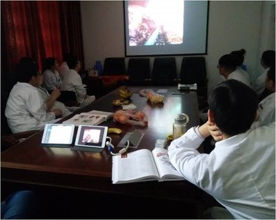 内蒙古包钢医院普外科医生观看手术直播