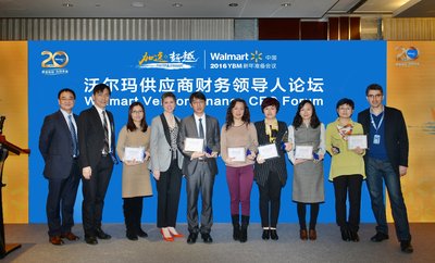 沃尔玛中国高管与获得2015年沃尔玛较佳供应商合作伙伴奖的供应商代表合影留念