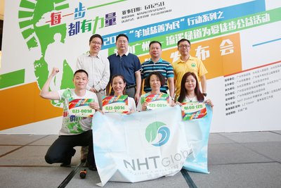 益动广州主办方领导为NHT Global 志愿者颁发第一支队伍号码牌
