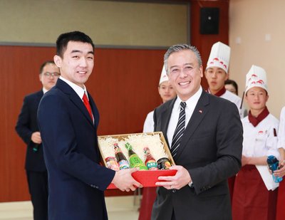 李锦记酱料集团主席李惠中先生向希望厨师赠送李锦记酱料
