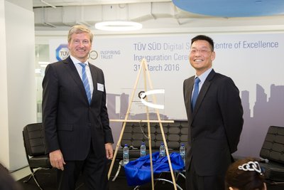 TUV SUD管理委员会主席施特克芬博士（Prof. Dr.-Ing. Axel Stepken） （左）与新加坡经济发展局局长杨吉全先生为新加坡数码服务卓越中心揭牌