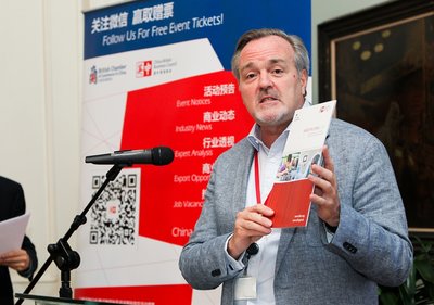 英国贸易投资总署 署长（中国区）乔麦克介绍在发布会现场介绍中国制造2025报告