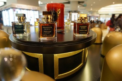 在怡丰城诗家董商场展示的Fragrance Du Bois优雅香水瓶（镶有施华洛世奇水晶），及其标志性钟形玻璃盖