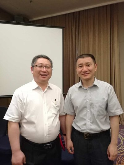 图为信融财富副总裁吕剑（左一）与市消委会冯念文主任（右一）