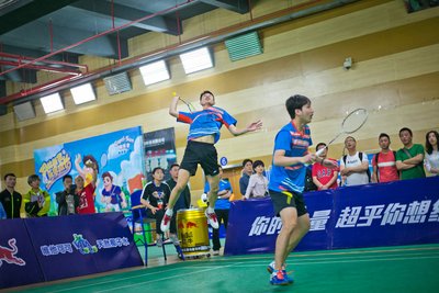 冠军队江苏新程在男双比赛中