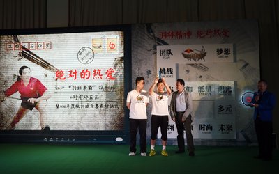 許峻峰、鄭昊作為6年堅(jiān)持參加羽林爭(zhēng)霸的選手代表獲得“團(tuán)隊(duì)獎(jiǎng)”