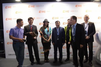 央视著名主持人曹颖与一众参加乐橙育儿机器人发布会的嘉宾合影