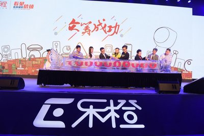 “乐橙”在京东的众筹正式启动，孩子王、苏宁、达宝恩、新爱婴等重要合作商一同上台举杯，庆贺乐橙育儿机器人“小乐”正式面世。