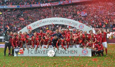 2015-2016赛季德国足球甲级联赛，拜仁慕尼黑夺冠（图片来自拜仁慕尼黑官方）