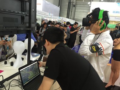 2016 CES展现场很多人体验VR