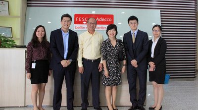 FESCO Adecco CEO倪瀛（左二）、董事Cynthia（右三）与 FESCO Adecco 苏州总经理魏益明（ 左三）、常务副总祝铖（右二）