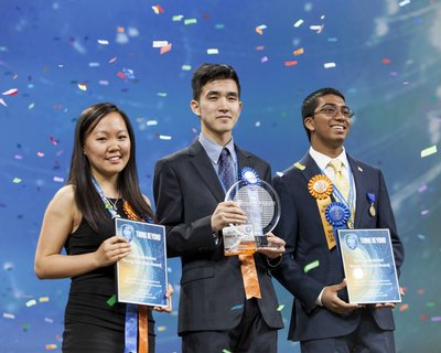2016英特尔国际科学与工程大奖赛较高奖获得者 图中为获得戈登·摩尔大奖的华裔少年王汉颉