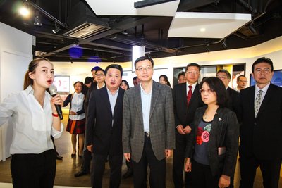 上海市副市长周波在叶董的陪同下参观了新落成的百联集团创新体验中心