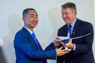 Mr. Zhang Peng is receiving a BBJ 787 model from David Longridge, the CEO of BBJ