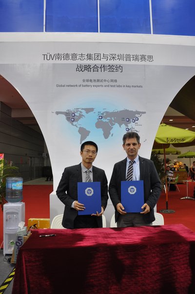 PTL总经理许辉勇先生（图左）与TUV SUD商业产品服务部副总裁Robert Puto先生（图右）