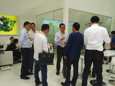 SPI绿能宝董事长彭小峰与来合作伙伴及国内客户、新闻媒体记者亲切交谈。