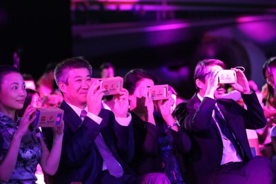 中航集团党组书记、国航总裁宋志勇与现场观众一起通过VR技术进行客舱体验。范可一 摄